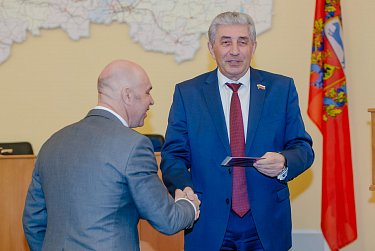 Депутату вручен золотой значок ГТО